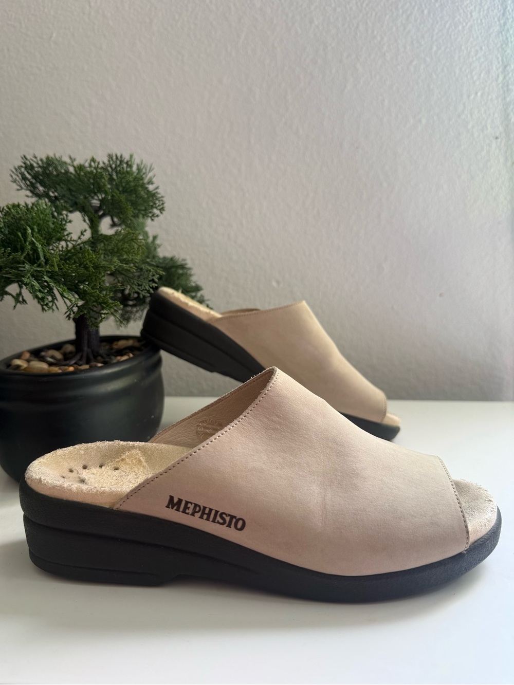 Mephisto Hanik women size 6 Nude Beige Open-Toe Leather Slide Mules